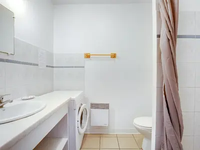 Salle de bains dans l'établissement Duplex T4 à Biscarrosse Plage - 50m de l'Océan, Terrasse, Parking Privé, 6 Couchages - FR-1-521-12