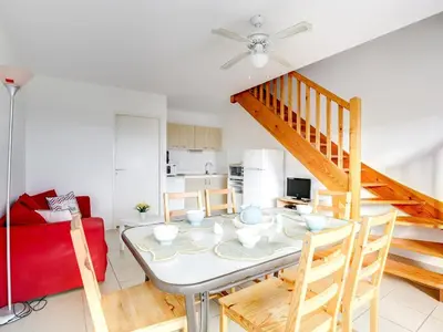 Cuisine ou kitchenette dans l'établissement Duplex T4 à Biscarrosse Plage - 50m de l'Océan, Terrasse, Parking Privé, 6 Couchages - FR-1-521-12