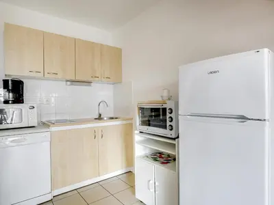 Cuisine ou kitchenette dans l'établissement Duplex T4 à Biscarrosse Plage - 50m de l'Océan, Terrasse, Parking Privé, 6 Couchages - FR-1-521-12