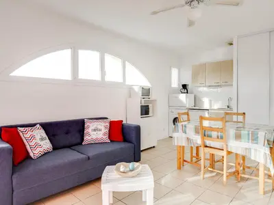 Cuisine ou kitchenette dans l'établissement Bel appartement T3 à 50m de la plage, balcon, parking, pour 4 - FR-1-521-14
