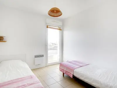 Un ou plusieurs lits dans un hébergement de l'établissement Bel appartement T3 à 50m de la plage, balcon, parking, pour 4 - FR-1-521-14