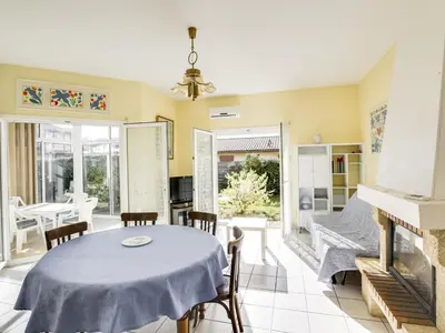 Coin salon dans l'établissement Villa 2 chambres proche plage, jardin, véranda, clim, wifi à Biscarrosse - FR-1-521-19