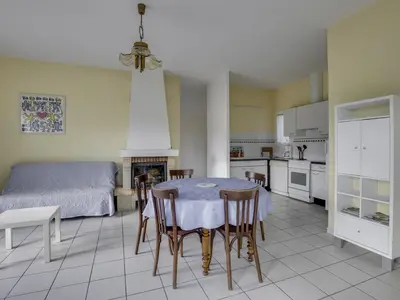 Cuisine ou kitchenette dans l'établissement Villa 2 chambres proche plage, jardin, véranda, clim, wifi à Biscarrosse - FR-1-521-19
