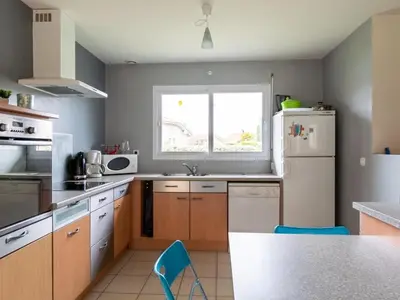 Cuisine ou kitchenette dans l'établissement Grande maison familiale 4 chambres, 140m², proche forêt, terrasse et jardin clos, Biscarrosse - FR-1-521-22