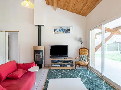 Télévision ou salle de divertissement dans l'établissement Grande maison familiale 4 chambres, 140m², proche forêt, terrasse et jardin clos, Biscarrosse - FR-1-521-22