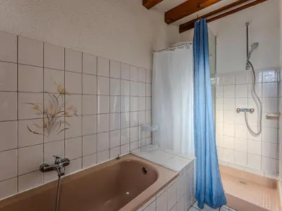 Salle de bains dans l'établissement Maison chaleureuse avec terrasse et jardin, proche plage et centre-ville - 6 pers, Biscarrosse - FR-1-521-34