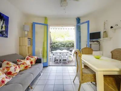 Coin salon dans l'établissement Studio cabine 4 pers. - à 300m des plages - terrasse et parking privé - FR-1-521-39