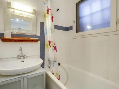 Salle de bains dans l'établissement Studio cabine 4 pers. - à 300m des plages - terrasse et parking privé - FR-1-521-39