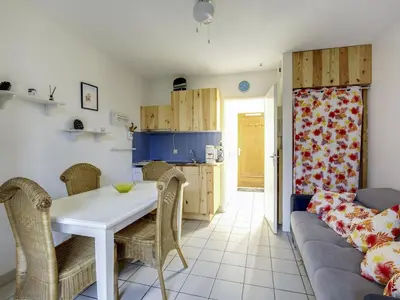 Cuisine ou kitchenette dans l'établissement Studio cabine 4 pers. - à 300m des plages - terrasse et parking privé - FR-1-521-39