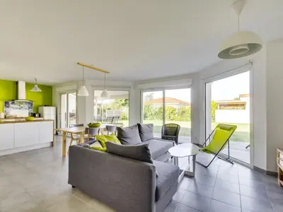 Cuisine ou kitchenette dans l'établissement Maison contemporaine Biscarrosse, 7 pers., 3 ch., Wi-Fi, sur terrain 700m², proche activités et plages - FR-1-521-44