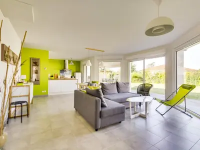 Cuisine ou kitchenette dans l'établissement Maison contemporaine Biscarrosse, 7 pers., 3 ch., Wi-Fi, sur terrain 700m², proche activités et plages - FR-1-521-44
