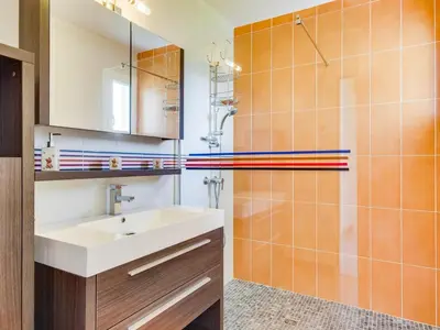 Salle de bains dans l'établissement Maison contemporaine Biscarrosse, 7 pers., 3 ch., Wi-Fi, sur terrain 700m², proche activités et plages - FR-1-521-44