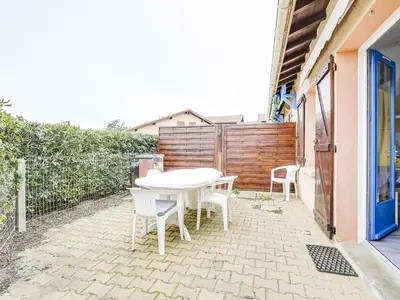 Terrasse ou espace extérieur de l'établissement Charmante maison T2 avec mezzanine, terrasse et parking, à 350m de la plage – idéal pour 4 personnes - FR-1-521-51