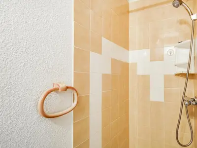 Salle de bains dans l'établissement Charmante maison T2 avec mezzanine, terrasse et parking, à 350m de la plage – idéal pour 4 personnes - FR-1-521-51