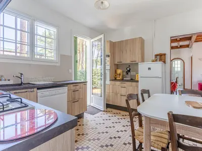 Cuisine ou kitchenette dans l'établissement Maison 3 chambres à Biscarrosse, jardin, 6 pers. - FR-1-521-53