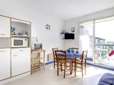Cuisine ou kitchenette dans l'établissement Studio Cabine à Biscarrosse Plage - 300m de la Mer, Balcon Sud, Parking Privé - FR-1-521-61