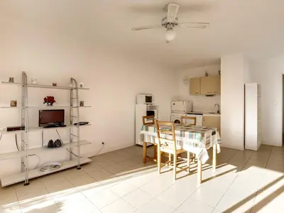 Cuisine ou kitchenette dans l'établissement Biscarrosse Plage : T2 avec Terrasse, à 50m de l’Océan et Proche Centre, Parking Privé - FR-1-521-62
