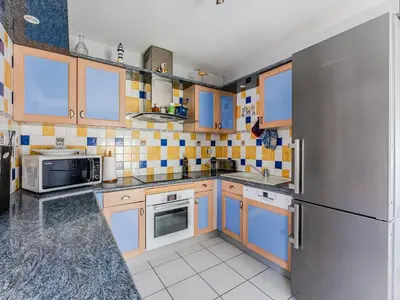 Cuisine ou kitchenette dans l'établissement Maison 6 pers, jardin clos, calme, proche plage, animaux admis, parking, WIFI - FR-1-521-65