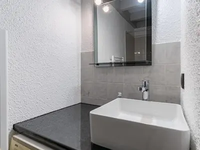 Salle de bains dans l'établissement Maison mitoyenne à 300m des plages, Biscarrosse Plage, pour 4 personnes - FR-1-521-76