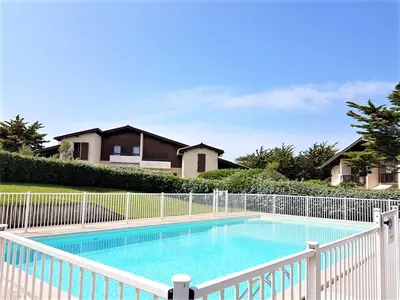 Piscine de l'établissement Réf 263, Seignosse océan, Villa Patio classée 3 étoiles avec Wifi à 150m de la plage, en bordure de forêt avec place de parking et piscine commune ou située à proximité
