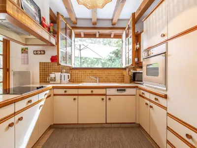Cuisine ou kitchenette dans l'établissement Holiday Home Marguerite by Interhome