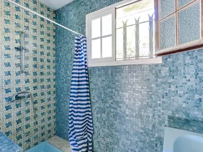 Salle de bains dans l'établissement Maison Landaise à 6 Pers., 3 Ch., Jardin Clos, Proche Plages & Commerces - FR-1-521-80