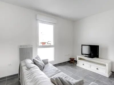 Télévision ou salle de divertissement dans l'établissement Biscarrosse Plage - T2 avec Parking, Balcon et 4 Couchages - FR-1-521-92