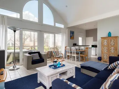 Coin salon dans l'établissement Villa à Biscarrosse avec piscine chauffée et jardin pour 6 personnes - FR-1-521-93