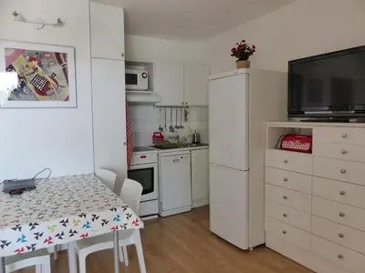 Cuisine ou kitchenette dans l'établissement Appartement Pour 4 Personnes Avec Vue Sur Le Port De Plaisance- Residence Le Genois