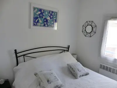Un ou plusieurs lits dans un hébergement de l'établissement Appartement Pour 4 Personnes Avec Vue Sur Le Port De Plaisance- Residence Le Genois