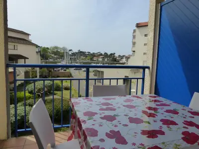 Balcon ou terrasse dans l'établissement Appartement Pour 4 Personnes Avec Vue Sur Le Port De Plaisance- Residence Le Genois