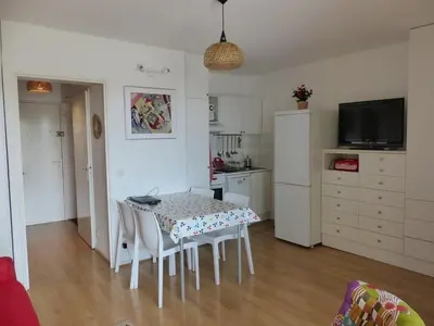Télévision ou salle de divertissement dans l'établissement Appartement Pour 4 Personnes Avec Vue Sur Le Port De Plaisance- Residence Le Genois