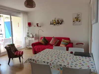 Coin salon dans l'établissement Appartement Pour 4 Personnes Avec Vue Sur Le Port De Plaisance- Residence Le Genois