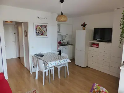 Cuisine ou kitchenette dans l'établissement Appartement Pour 4 Personnes Avec Vue Sur Le Port De Plaisance- Residence Le Genois