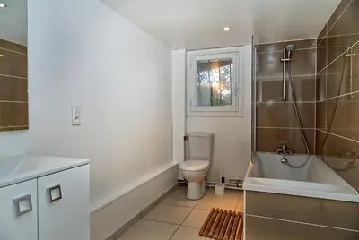 Salle de bains dans l'établissement Villa Le Menez Avec Vue Sur Le Lac Marin Pour 10 Personnes