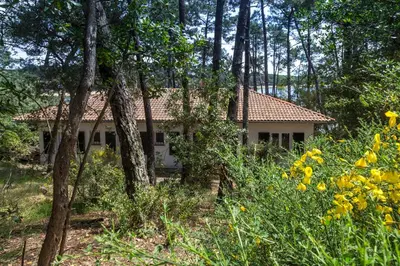Jardin de l'établissement Villa Le Menez Avec Vue Sur Le Lac Marin Pour 10 Personnes
