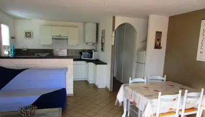 Cuisine ou kitchenette dans l'établissement Appartement Pour 4 Personnes Dans Villa Dans Le Vent