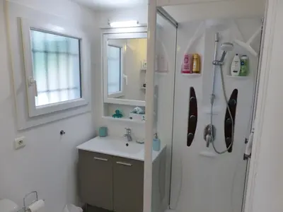 Salle de bains dans l'établissement Villa Mitoyenne Pour 4 Personnes Proche Centre-Ville D hossegor