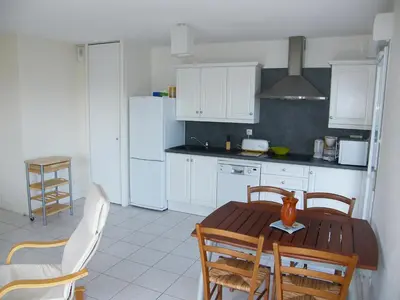 Cuisine ou kitchenette dans l'établissement Appartement Rez-De-Chaussee 4 Personnes Face Au Port De Peche- Residence Le Magellan