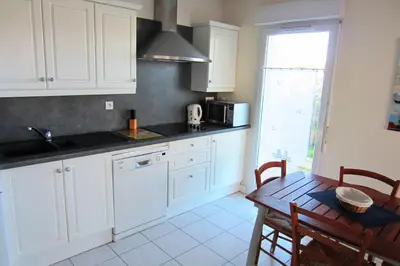 Cuisine ou kitchenette dans l'établissement Appartement Rez-De-Chaussee 4 Personnes Face Au Port De Peche- Residence Le Magellan