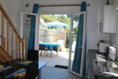 Balcon ou terrasse dans l'établissement Arcachon, Gujan Mestras, studio cosy individuel, lumineux clim, jardin