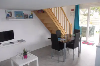 Télévision ou salle de divertissement dans l'établissement Arcachon, Gujan Mestras, studio cosy individuel, lumineux clim, jardin