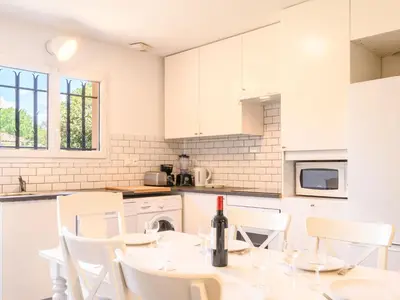 Cuisine ou kitchenette dans l'établissement Holiday Home La Lette II Albizzias by Interhome