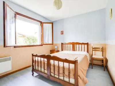 Un ou plusieurs lits dans un hébergement de l'établissement Maison plain-pied à Biscarrosse avec jardin clos, terrasse et parking pour 6 personnes - FR-1-521-105
