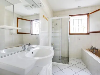 Salle de bains dans l'établissement Maison plain-pied à Biscarrosse avec jardin clos, terrasse et parking pour 6 personnes - FR-1-521-105