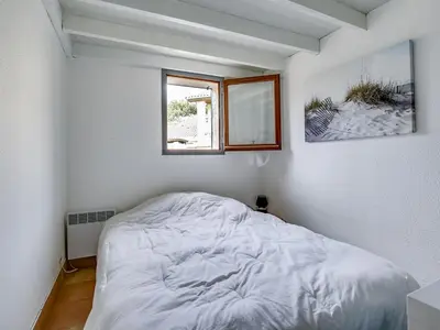 Un ou plusieurs lits dans un hébergement de l'établissement Biscarrosse Plage, maison T3 avec jardin, animaux admis, à 400m de la mer! - FR-1-521-107