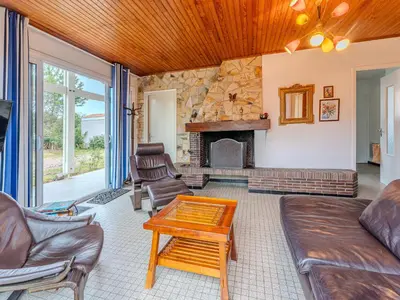 Coin salon dans l'établissement Maison 6 pers, jardin clos, proche plages et commerces - FR-1-521-45