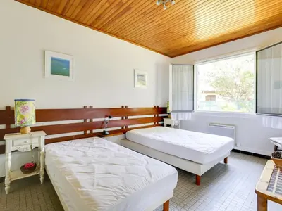 Un ou plusieurs lits dans un hébergement de l'établissement Maison 6 pers, jardin clos, proche plages et commerces - FR-1-521-45