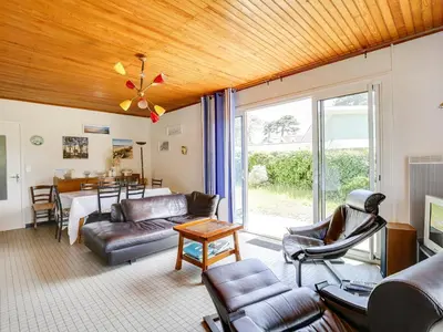 Coin salon dans l'établissement Maison 6 pers, jardin clos, proche plages et commerces - FR-1-521-45