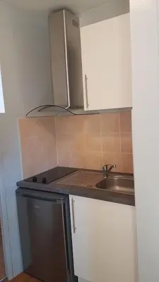 Cuisine ou kitchenette dans l'établissement Appartement T1 central pour cures courts séjours